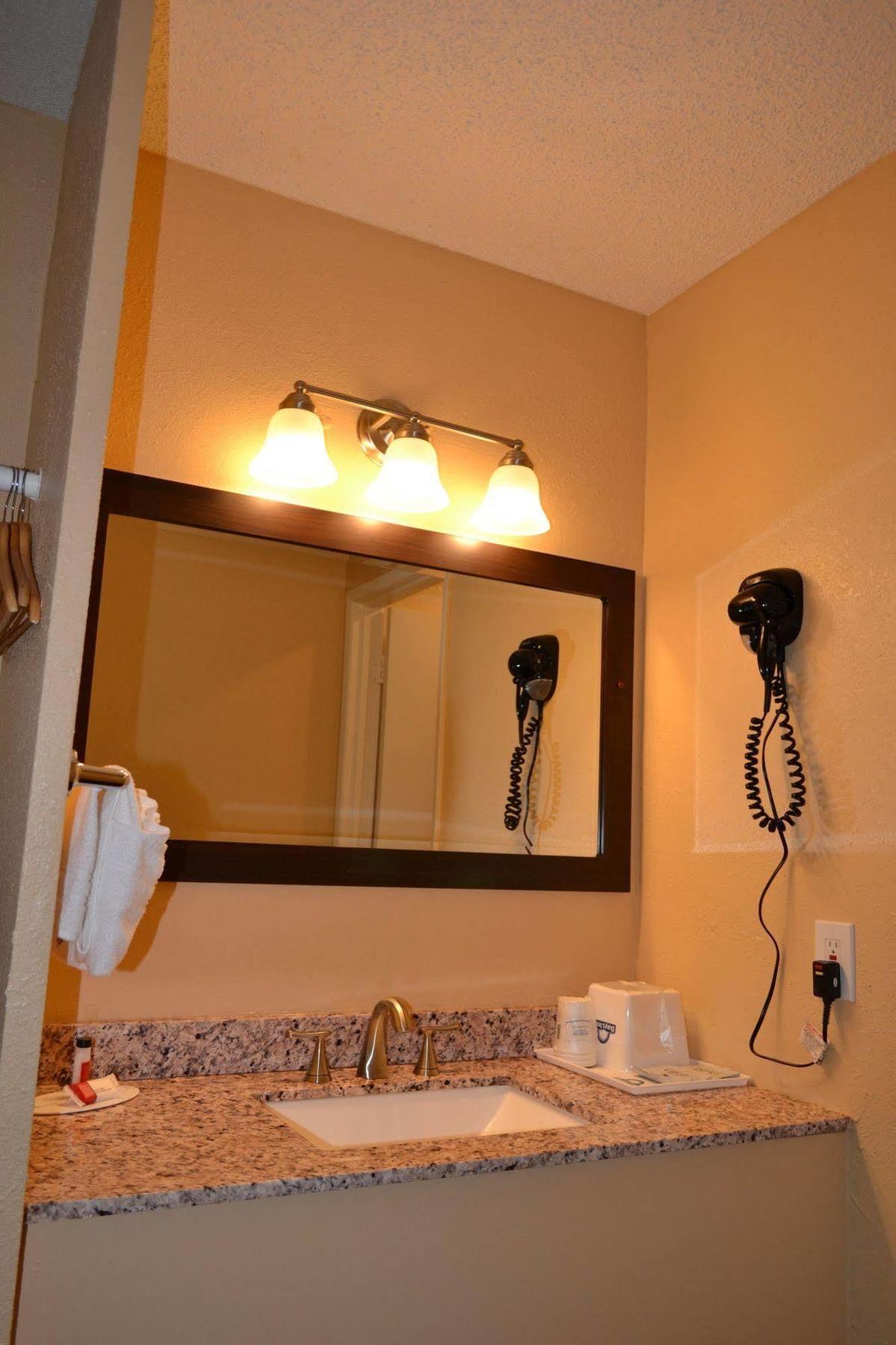 Days Inn Спокан Экстерьер фото